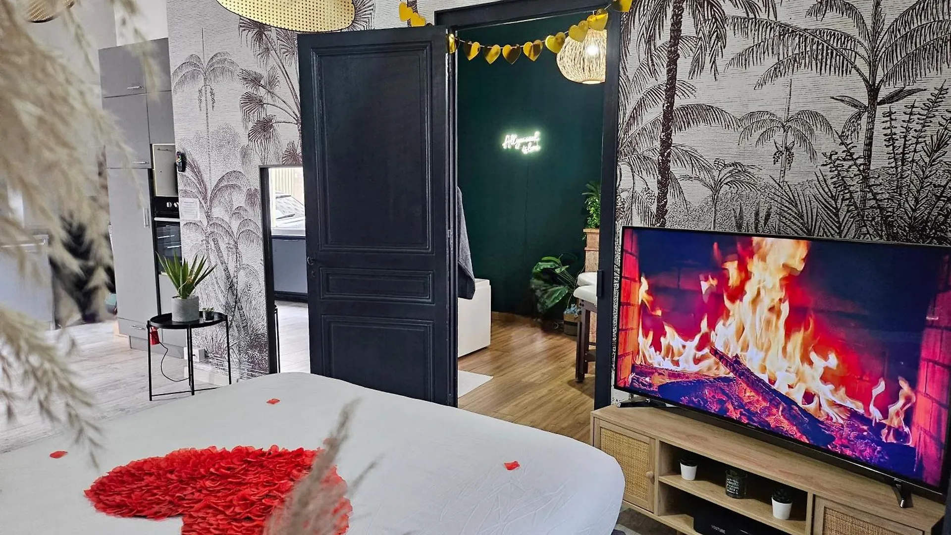 Appartement Suite Passion - Jacuzzi Prive - Table Massage Saint-Etienne
